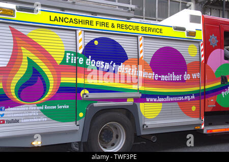 Un motore antincendio del Lancashire Fire and Rescue Service, decorato in colori arcobaleno a Manchester, regno unito, LGBT Pride Parade 2018 Foto Stock