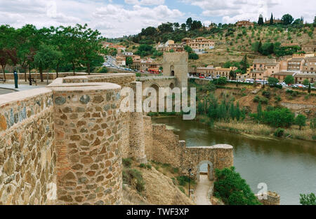 Bellissimo ponte romano in Toledo Foto Stock