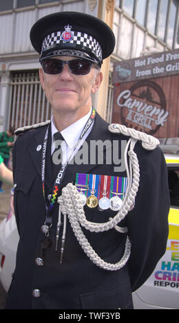 Un funzionario di polizia in uniforme a Manchester, UK, LGBT Pride Parade 2018 un funzionario di polizia in uniforme con le medaglie a Manchester LGBT Pride Parade 2018 Foto Stock