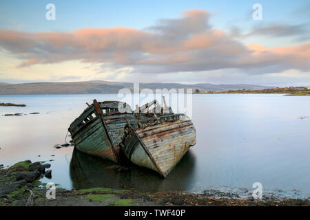 Barche abbandonate al tramonto. Foto Stock