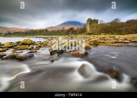 Un flusso a Loch Buie con Moy Castle in distanza. Foto Stock