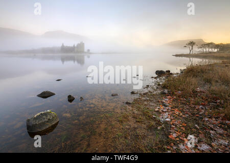 Kilchurn Castle sul Loch Awe catturato in una nebbiosa mattina. Foto Stock