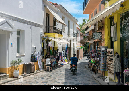 Una strada nella città di Skopelos, Sporadi settentrionali della Grecia. Foto Stock