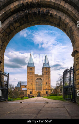 Il fronte ovest di Southwell Minster che è la Chiesa Cattedrale di Nottinghamshire. Foto Stock