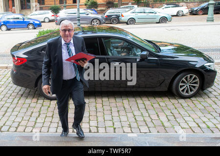 Magdeburg, Germania. Xx Giugno, 2019. Michael Richter (CDU) va alla cancelleria di Stato. Lì il Segretario di Stato sarà presentato con il certificato di nomina a Ministro delle Finanze dello Stato della Sassonia-Anhalt. Nel pomeriggio il candidato è giurato per il suo nuovo ufficio del membro del parlamento. Credito: Klaus-Dietmar Gabbert/dpa-Zentralbild/dpa/Alamy Live News Foto Stock