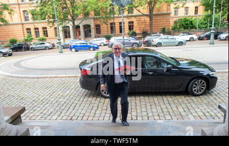 Magdeburg, Germania. Xx Giugno, 2019. Michael Richter (CDU) va alla cancelleria di Stato. Lì il Segretario di Stato sarà presentato con il certificato di nomina a Ministro delle Finanze dello Stato della Sassonia-Anhalt. Nel pomeriggio il candidato è giurato per il suo nuovo ufficio del membro del parlamento. Credito: Klaus-Dietmar Gabbert/dpa-Zentralbild/ZB/dpa/Alamy Live News Foto Stock