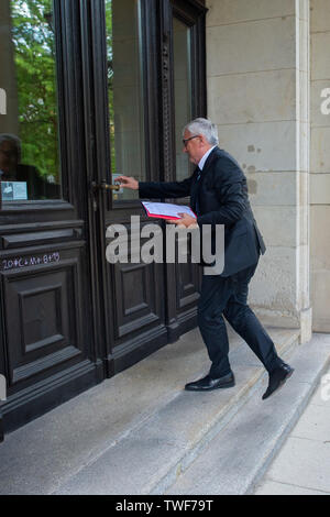 Magdeburg, Germania. Xx Giugno, 2019. Michael Richter (CDU) va alla cancelleria di Stato. Lì il Segretario di Stato sarà presentato con il certificato di nomina a Ministro delle Finanze dello Stato della Sassonia-Anhalt. Nel pomeriggio il candidato è giurato per il suo nuovo ufficio del membro del parlamento. Credito: Klaus-Dietmar Gabbert/dpa-Zentralbild/dpa/Alamy Live News Foto Stock