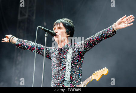 British chitarrista e cantante Johnny Marr performing live in corrispondenza di tutti i punti est music festival al Victoria Park nella zona est di Londra. Foto Stock