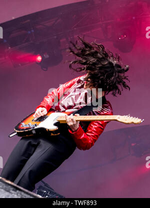 British rock chitarrista e cantante Anna Calvi performing live in corrispondenza di tutti i punti ad Est il festival di musica al Parco Victoria di Londra. Foto Stock