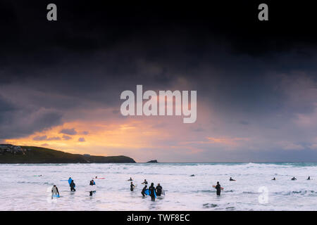 Edificio tramonto su Fistral Beach in Newquay in Cornovaglia. Foto Stock