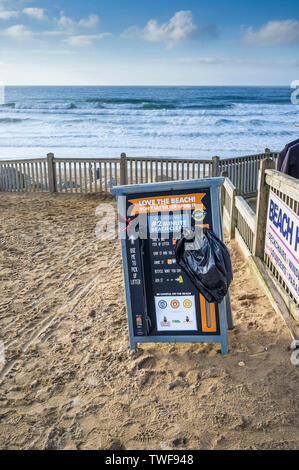 Un segno sulla Fistral Beach per incoraggiare le persone a fare un 2 minuto spiaggia pulita e pick up figliata. Foto Stock