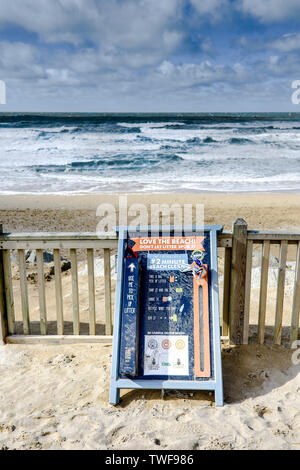 Un segno per incoraggiare le persone a prelevare sulla lettiera Fistral Beach in Newquay in Cornovaglia. Foto Stock