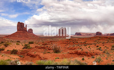 Monument Valley Navajo Tribal Park nel confine Arizona-Utah, Stati Uniti d'America. Rocce Rosse contro sfondo con cielo nuvoloso Foto Stock