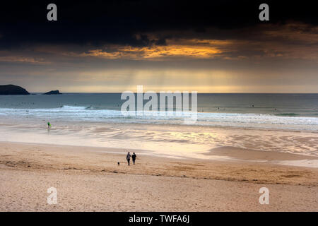 In tarda serata la luce solare su Fistral Beach in Newquay in Cornovaglia. Foto Stock