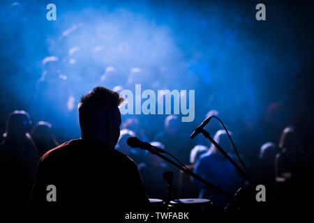 A nord del funk band suonare al Giardino Trebah in Cornovaglia. Foto Stock