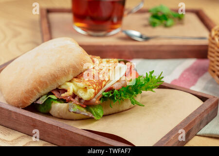 Deliziosi burger con la frittata prima colazione piatto close up Foto Stock