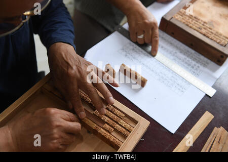 (190620) -- NANJING, 20 giugno 2019 (Xinhua) -- Chen Yishi (L) e sua moglie Xu Xiadi organizzare tavolette di legno a un workshop in Hangji città di Yangzhou City, est cinese della provincia di Jiangsu, 18 giugno 2019. Nato in una famiglia dedicata alla stampa woodblock per generazioni nella città di Yangzhou, il 72-anno-vecchio Chen Yishi è un ereditiere del nazionale di questo patrimonio culturale immateriale. Chen ha iniziato a imparare woodblock stampa quando era 10, sotto la guida di suo padre. Da allora, Chen ha dedicato la sua vita alla raffinazione delle competenze e di insegnamento agli studenti, in modo da mantenere l'imbarcazione in vita per le generazioni a venire. (Xi Foto Stock