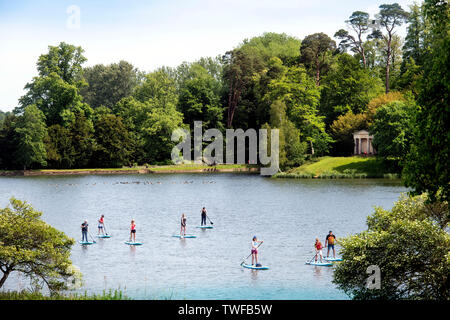 Paddleboarders a Chris Evan Run Run Fest Manifestazione presso la struttura Bowood House vicino a Chippenham Regno Unito Foto Stock