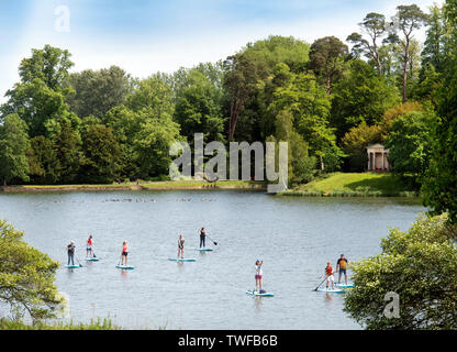 Paddleboarders a Chris Evan Run Run Fest Manifestazione presso la struttura Bowood House vicino a Chippenham Regno Unito Foto Stock