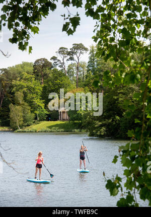 Paddleboarders a Chris Evan Run Run Fest Manifestazione presso la struttura Bowood House vicino a Chippenham Regno Unito Foto Stock