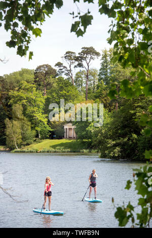 Paddleboarders a Chris Evan Run Run Fest Manifestazione presso la struttura Bowood House vicino a Chippenham Regno Unito Foto Stock