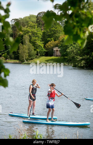 Paddleboarders a Chris Evan Run Run Fest Manifestazione presso la struttura Bowood House vicino a Chippenham Regno Unito Foto Stock