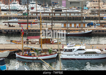 Oslo Norvegia, vista delle barche ormeggiate lungo la banchina del porto (Aker Brygge) di Oslo, Norvegia Foto Stock