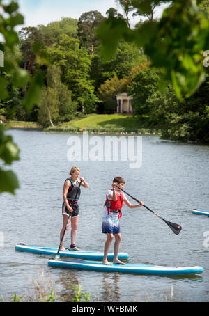 Paddleboarders a Chris Evan Run Run Fest Manifestazione presso la struttura Bowood House vicino a Chippenham Regno Unito Foto Stock