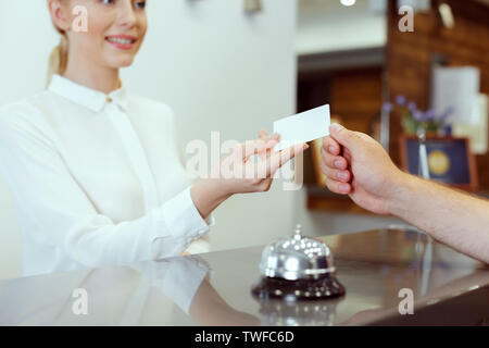 Receptionist dando la chiave Foto Stock