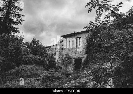 Abbandonato Isola Santa Borgo in Toscana, Italia Foto Stock