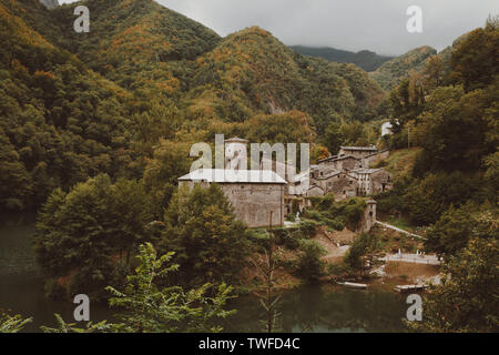 Abbandonato Isola Santa Borgo in Toscana, Italia Foto Stock