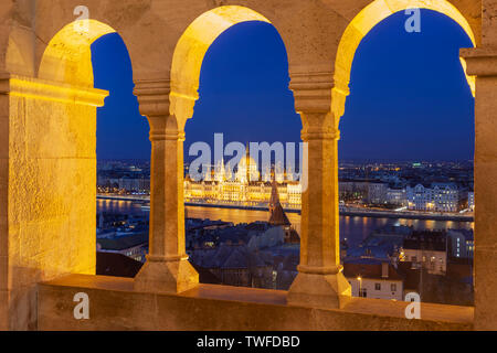 Una vista del Parlamento ungherese di Budapest dal Bastione del Pescatore. Foto Stock