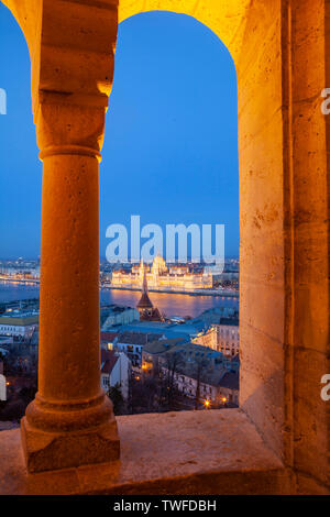 Una vista del Parlamento ungherese di Budapest dal Bastione del Pescatore. Foto Stock