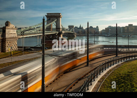Mattina presso il Ponte della Catena lungo il Danubio a Budapest. Foto Stock