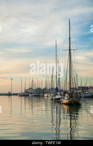 Tramonto in inverno a Shoreham porta. Foto Stock