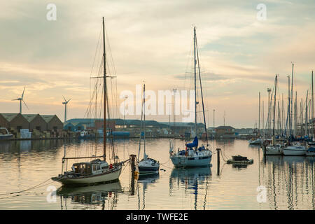 Tramonto in inverno a Shoreham porta. Foto Stock