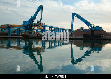 Tramonto in inverno a Shoreham porta. Foto Stock