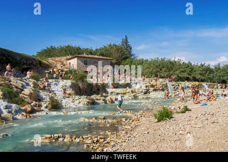 Le Terme di Saturnia, Toscana, Italia - 15 giugno 2019: Vista di Saturnia thermal spa, Cascate del mulino ie Cascate del Mulino area. Belle formazioni naturali. Foto Stock