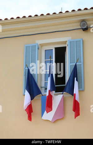 Francese bandiere tricolore sul municipio (La Mairie) di Castellar in francia riviera francese, Europa - Vista ravvicinata Foto Stock