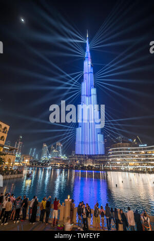 La Folla di tenere fuori i telefoni per catturare la awe-inspiring light show di Burj Khalifa a Dubai. Foto Stock