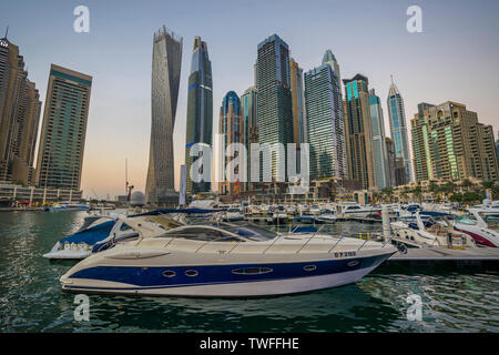 Le imbarcazioni sono ancorate lungo le acque turchesi del Golfo Arabo in Dubai Marina. Foto Stock