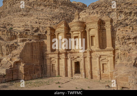 La massiccia e antica facciata del monastero di Petra scavate nella roccia più di duemila anni fa. Foto Stock