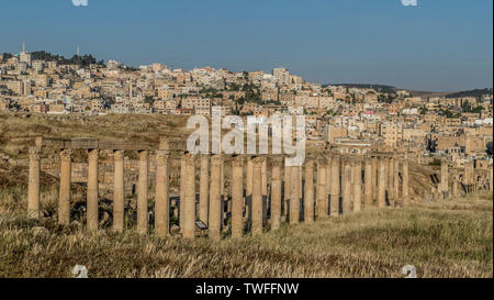 Una vista verso la moderna città di Jerash in Giordania. Foto Stock