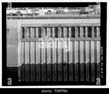 Vista planare della parte interna della sezione più meridionale della parete occidentale della serratura, vista verso ovest - Moore Lock Haven, uragano Gate n. 1, Cross-State Canal, Okeechobee Intracoastal Waterway, Moore Haven, radure County, FL Foto Stock