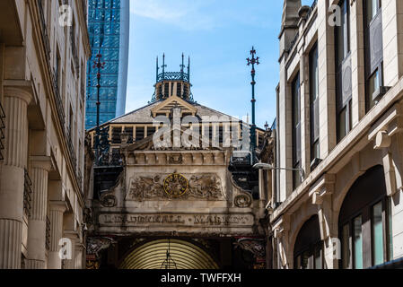 London, Regno Unito - 14 Maggio 2019: basso angolo di visione dell'ingresso al mercato Leadenhall. Originariamente una carne, pollame e selvaggina mercato, è ora sede di un numero Foto Stock