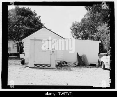 Vista PLANARE DI POSTERIORE (NORD-OVEST) LATO DEL GARAGE, mostra prodotti infiammabili locker e inoltre sulla destra, vista verso sud-est - Moore Lock Haven, Garage, Cross-State Canal, Okeechobee Intracoastal Waterway, Moore Haven, radure County, FL Foto Stock