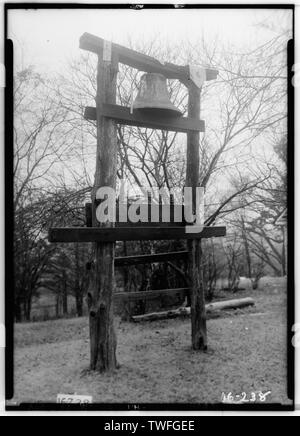 Storici edifici americano Sondaggio Alex Bush, fotografo, Dicembre 30, 1934. Campana di piantagione. - Thornhill Plantation, County Road 19, Forkland, Greene County, AL Foto Stock