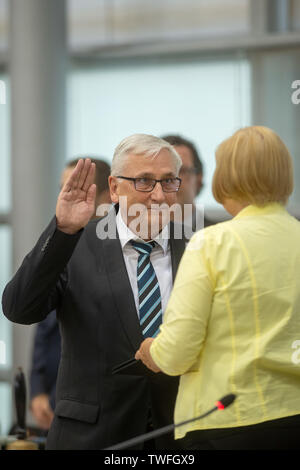 Magdeburg, Germania. Xx Giugno, 2019. Michael Richter (CDU), il ministro delle Finanze del Land Sassonia-Anhalt, giura il suo giuramento di ufficio nel parlamento di stato prima che i membri del parlamento. Prima che egli ha prestato giuramento come Ministro delle finanze, egli era stato nominato ministro delle finanze dal primo ministro. Credito: Klaus-Dietmar Gabbert/dpa-Zentralbild/ZB/dpa/Alamy Live News Foto Stock