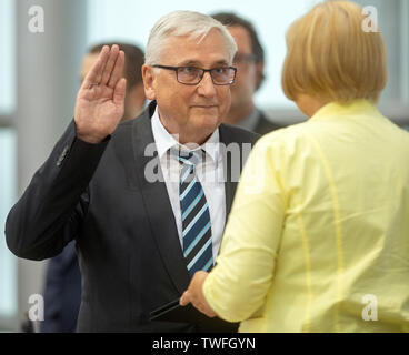 Magdeburg, Germania. Xx Giugno, 2019. Michael Richter (CDU), il ministro delle Finanze del Land Sassonia-Anhalt, giura il suo giuramento di ufficio nel parlamento di stato prima che i membri del parlamento. Prima che egli ha prestato giuramento come Ministro delle finanze, egli era stato nominato ministro delle finanze dal primo ministro. Credito: Klaus-Dietmar Gabbert/dpa-Zentralbild/dpa/Alamy Live News Foto Stock