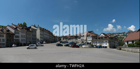 Friburgo, FR / Svizzera - 30 Maggio 2019: vista sulla storica Planche Superieure Square nella città vecchia di Friburgo Foto Stock